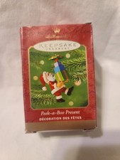 (M) Vintage 2001 Hallmark Keepsake Ornament Peek-A-Boo Present Santa picture