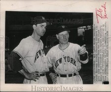 1950 Press Photo Harold Gilbert gets pointers from Leo Durocher in Pittsburgh. picture