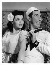 Suzanne Ridgeway leaning up Rags Ragland after giving him a kiss a- Old Photo picture
