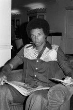 American Arthur Ashe Relaxed Lounge Hotel Before Going Wimbledon C- 1975 Photo picture