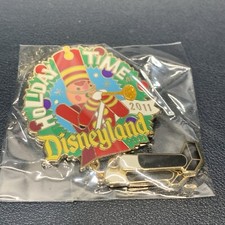 Disney Holiday Time 2011 Disneyland Toy Soldier Trumpet Weath Dangle Pin NIP picture