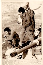 LG965 1974 Wire Photo TAKING ALONG A MASCOT ISRAELI TANK CREW PET EGYPTIAN GOOSE picture