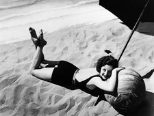 Joan Crawford 23.03. 1977 actress USA poses in a swimsuit on the b- Old Photo picture