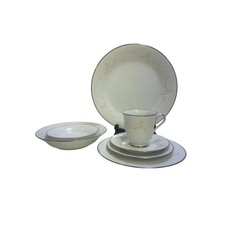 Noritake #2752 Retired 1976-1987 'Temptation' Japan 7-Piece Place Setting picture