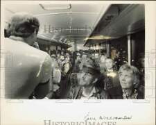 1988 Press Photo Paul Williamson Speaking to Busload of Passengers in Anchorage picture