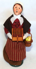 BYERS CHOICE PILGRIM WOMAN WITH BASKET PEARS CAROLER 2019CHRISTMAS picture