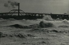 1987 Press Photo Lake Michigan churned by 60 mph wind gusts near Hoan Bridge picture