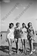 1950s curvy woman in swimsuit with friends Vintage 2