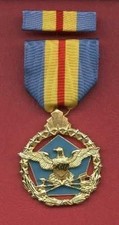 US Defense Dist. Service full size Award medal with ribbon bar DOD picture