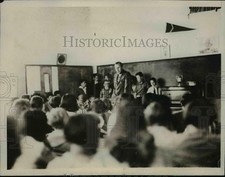 1929 Press Photo US tennis star Tilden talks to Mexican kids about the game picture