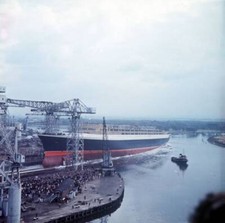 Queen Elizabeth II - September 1967 Crowds gather as the QE2 - 1967 Old Photo 1 picture