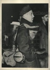 1940 Press Photo British soldier in London is packed and ready to leave picture