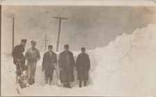 GROUP OF MEN SHOVAL SNOW FOR RAILROAD PORTRAIT REAL PHOTO POSTCARD 1910s RPPC picture