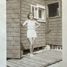 VINTAGE PHOTO beautiful woman wearing only a towel barefoot 1950 Snapshot sexy picture