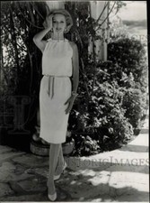 1961 Press Photo Model in straight skirt, blouse, spaghetti sash by DeDe Johnson picture