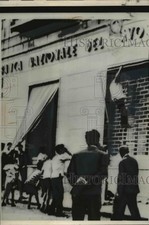 1960 Press Photo Palermo Sicily YOuth climbs faÃƒÂ§ade of Bank Building. picture