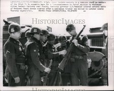 1939 Press Photo M/Sgt. Oscar Sander check weapon wit 441st Army at Kentucky. picture
