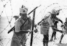 Hindu soldiers laying barbed wire in Egypt in May 1940 Historic Old Photo picture