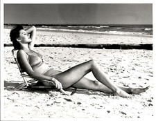 LD315 Original Ewing Galloway Photo BUSTY BIKINI BABE SUN BATHING ON THE BEACH picture