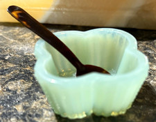 Vintage Jadeite Opalescent Glass Salt Cellar Dish w/ Tortoise Celluloid Spoon🐢 picture