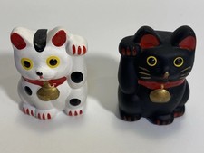 PAIR VTG YAKUSHI KILN MANEKI NEKO LUCKY CATS EARTHENWARE BLACK,WHITE JAPAN,2”T picture
