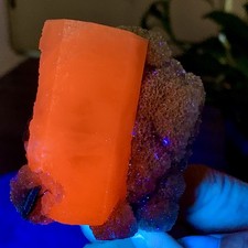 191G Natural columnar calcite and crystal coexisting fluorescent mineral picture