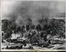 1943 Press Photo smoke rises from a Japanese base on Mille Atoll, Marshall Isl. picture