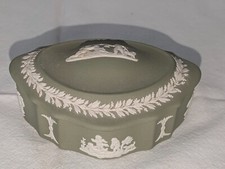 VINTAGE WEDGWOOD ENGLAND JASPERWARE CLASSICAL SCENE GREEN CHERUB TRINKET BOX picture