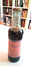 ORIGINAL 1940'S FULL MOXIE SODA BOTTLE W/ PYRO GLAZE LABEL & CAP  BOSTON MASS. picture