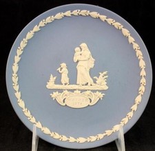 Wedgwood Jasperware Mothers Day Plate Mother's Day 1974 Domestic Employment picture