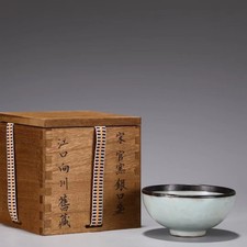 A Longquan Celadon Bowl. Comes fitted with a box picture