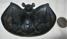 ANTIQUE PRIMITIVE BRADLEY HUBBARD CAST IRON WINGED BAT CARD KEY COIN ART TRAY US picture
