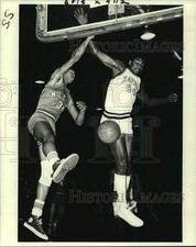 1981 Press Photo Lousiana College and Xavier play college basketball - nos13071 picture
