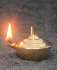 Pure Brass Oil Lamp Diya Handcrafted Ceylon with Lid + 50 Free Wicks free picture