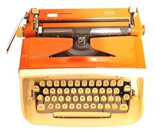 VINTAGE 1964 ROYAL SAFARI Portable Typewriter / Rare Coral Pink Salmon / Case picture