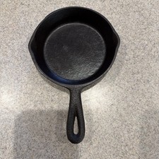 ANTIQUE MINIATURE RARE HAMMERED LODGE SKILLET #1 No 1 SALESMAN TOY MINI MARK 1 picture