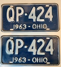 1963 OHIO 🇺🇸 VINTAGE LICENSE PLATE PAIR ~ QP424~ LOW #’s ~ WHITE ON BLUE ~ picture