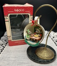 1989 Enesco Mouse Scene Ornament “CHRISTMAS COOKIN” #3 In Cozy Cup Series-Box picture