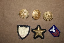 Original WW2 U.S. Navy Sailor Uniform Button & Insignia Lot picture
