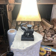 This vintage-style table lamp  picture