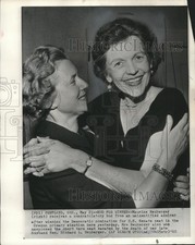 1960 Press Photo Maurine Neuberger Receives Hug After Winning In Portland picture