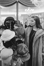 Pier Angeli fitting session the Christian Dior boutique Paris 1962 Old Photo 4 picture