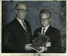 1969 Press Photo Don Higgins presents 