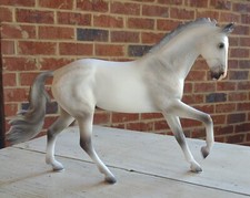 BREYER CATCH ME Holsteiner Cantering Warmblood Model HORSE No. 1806 picture