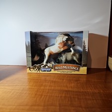 Breyer America’s Wild Mustangs Hongvi And Hinto Mare And Foal picture