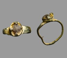 Antiquity c. 100-300 AD Ancient Roman Bronze Ring Size 2.5 Inset Glass Cabochon picture