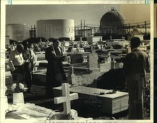 1980 Press Photo Rev. Bernard Francis conducts services at Holy Rosary Cemetery picture