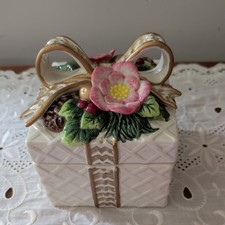 Fitz And Floyd Classics Christmas Present Trinket Box Bow Flower Berries picture