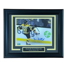 David Pastrnak Autographed Boston Bruins (Action) Deluxe Framed 8x10 Photo - YSM picture