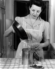 Home Front Wife Recycling for the War Effort WWII 8x10 Photo Print HT4136824 picture